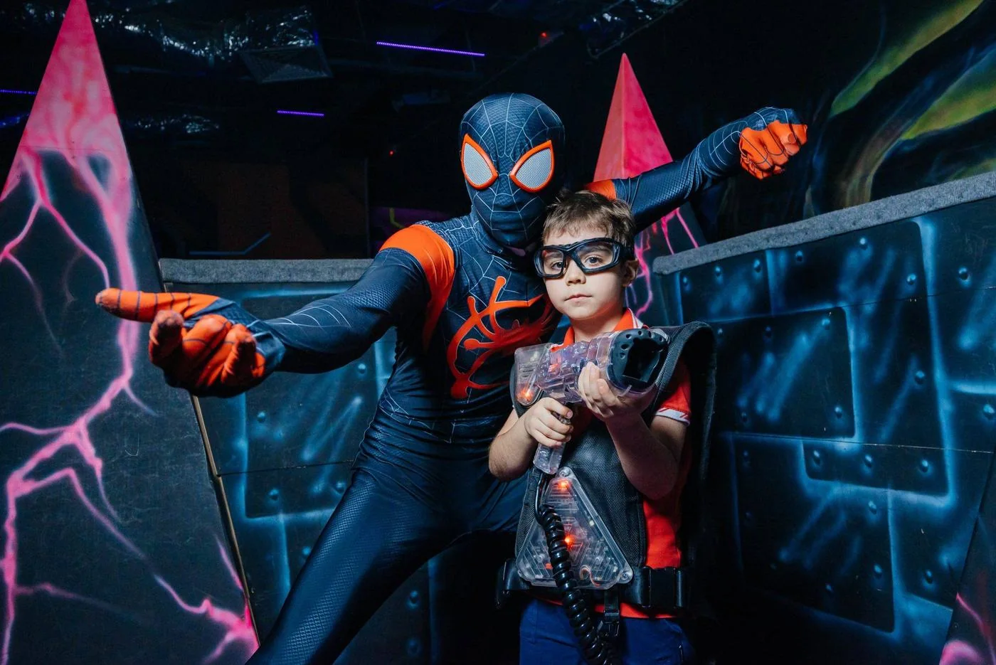 Аниматор и ребёнок с лазертаг-бластером на арене LaserLand Казань